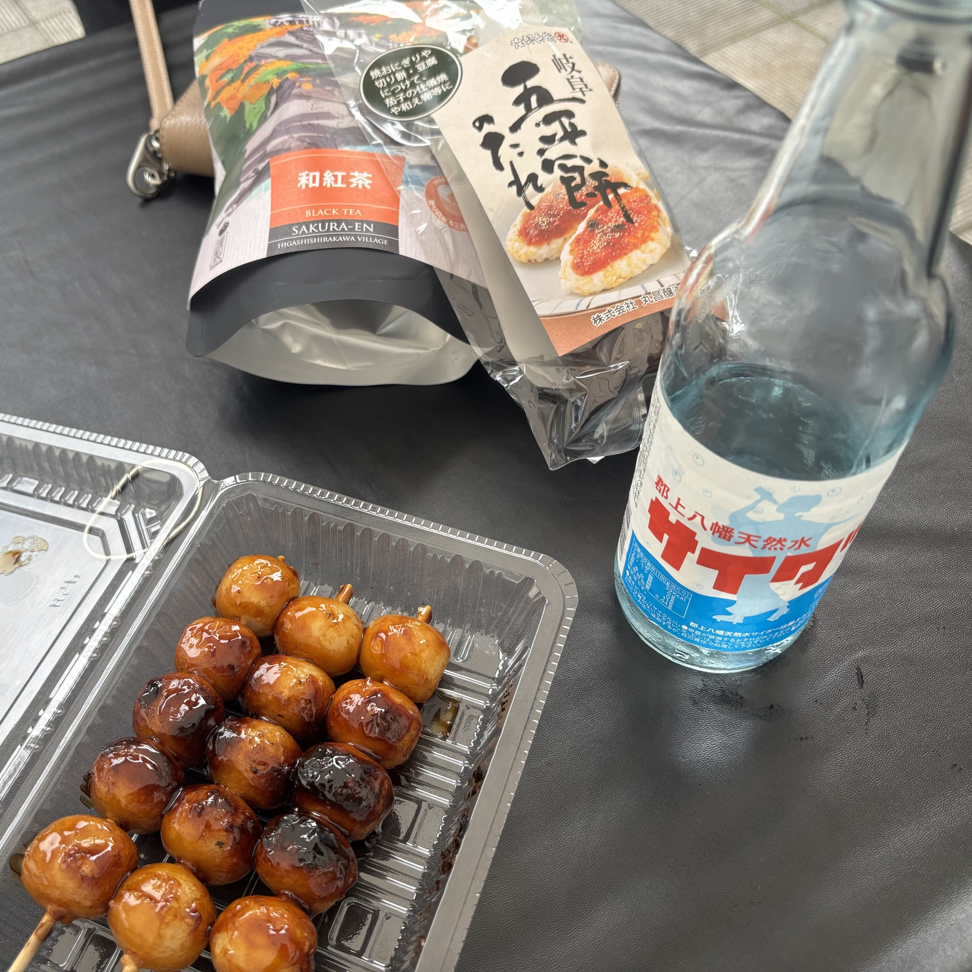 ALT： みたらし団子と瓶入り飲料、和紅茶のパッケージ。