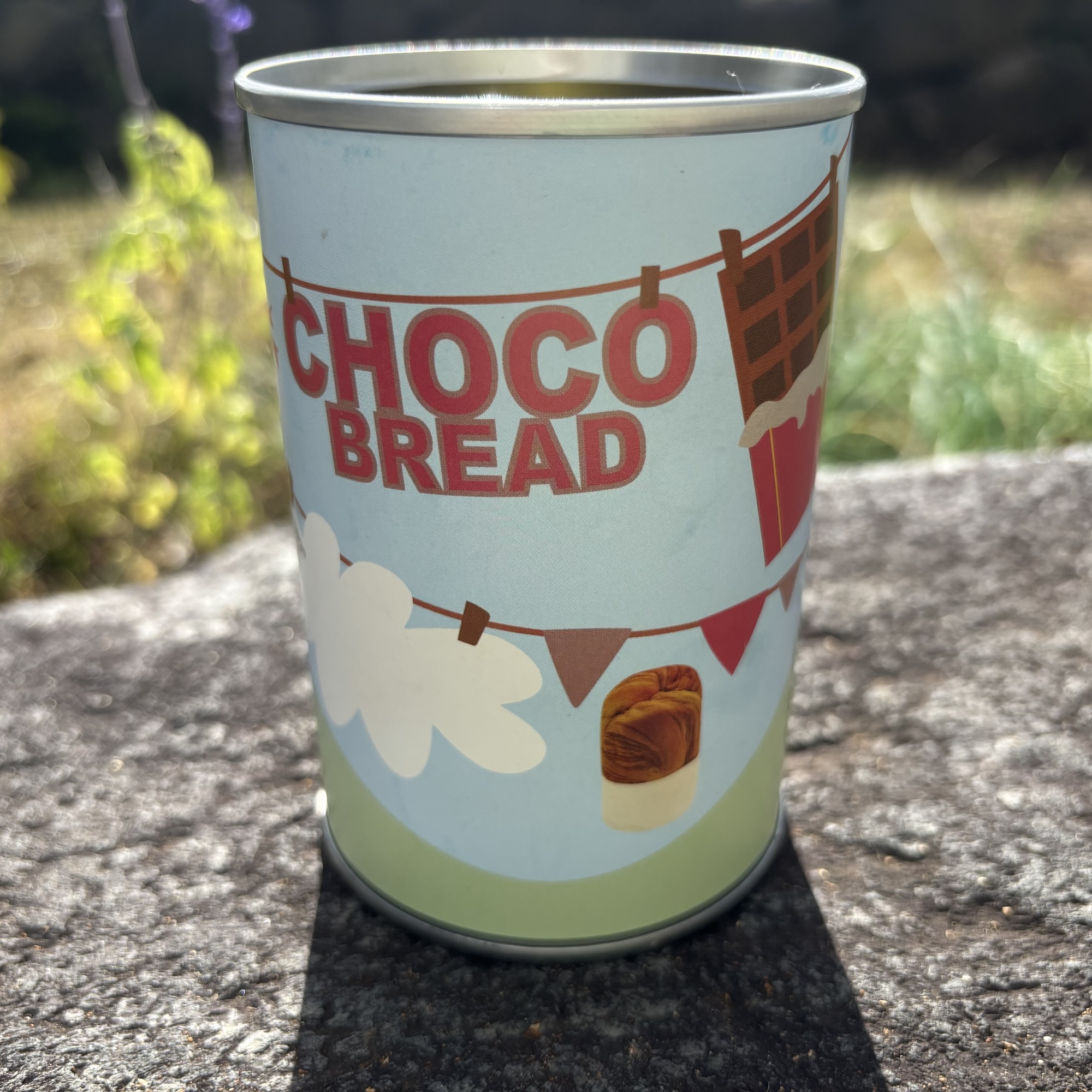  朝の光に照らされた缶入りチョコパン。