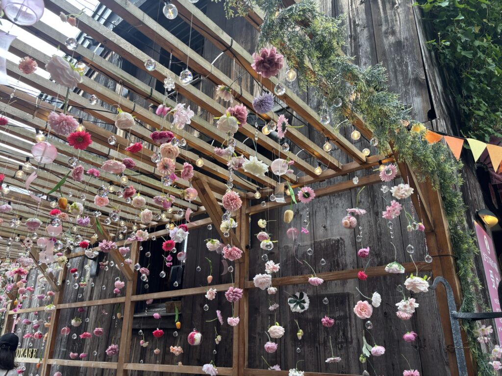 レトロな建物とサンキャッチャー