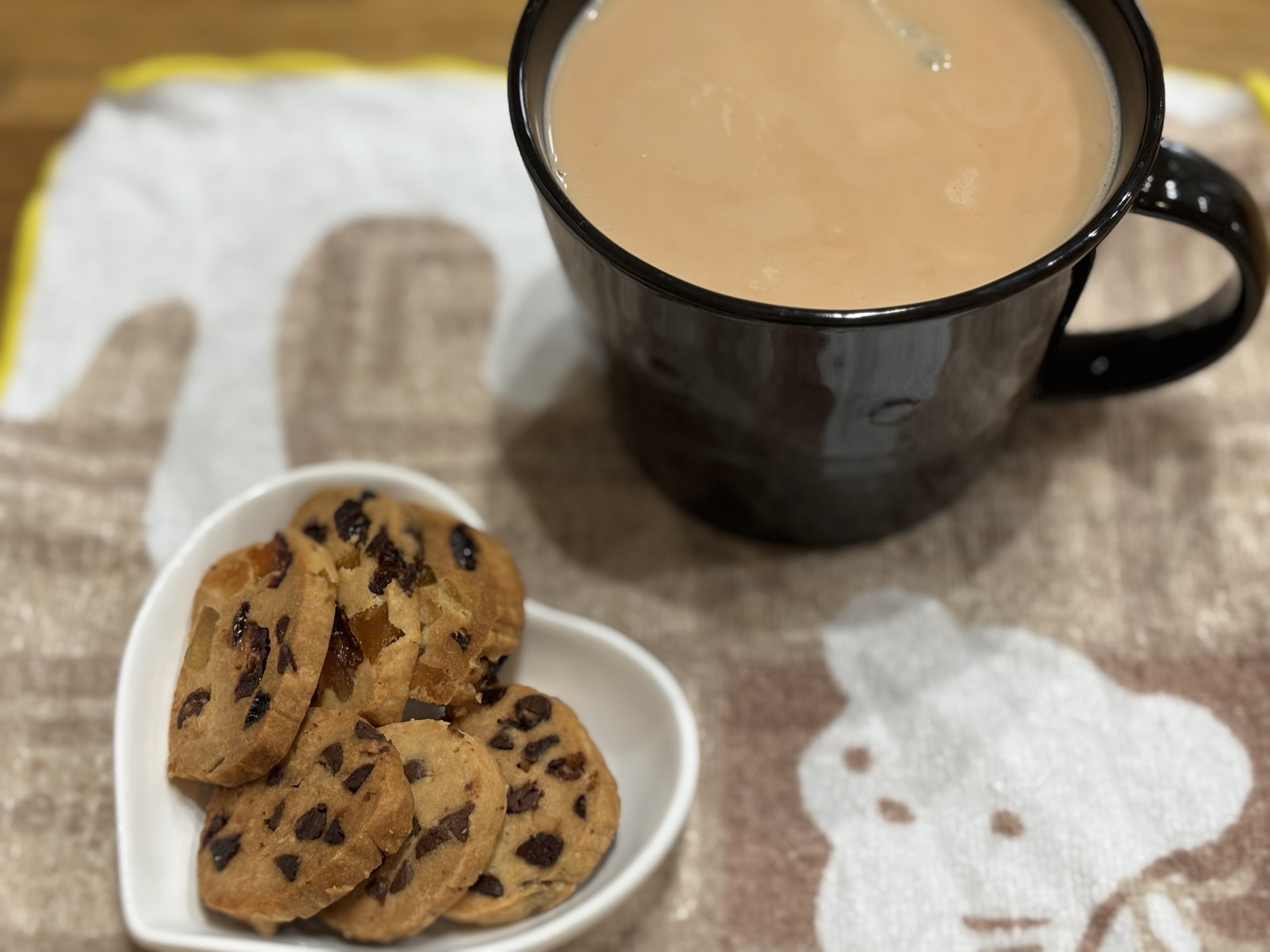 自家製クッキーとミルクティーのおやつ