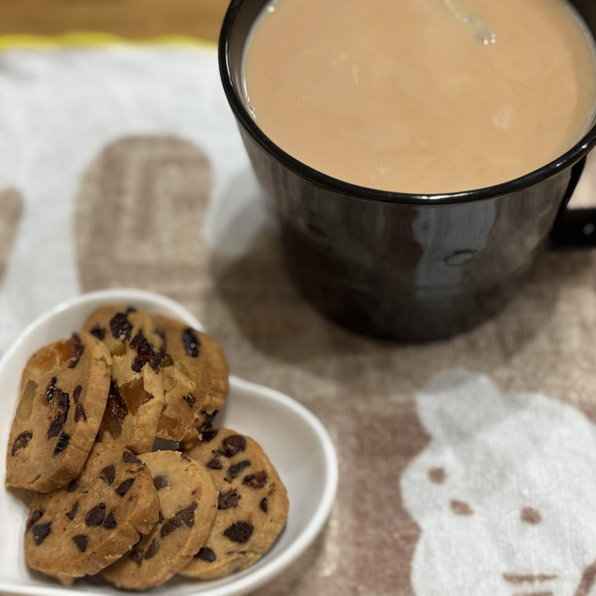 手づくりクッキーとミルクティー