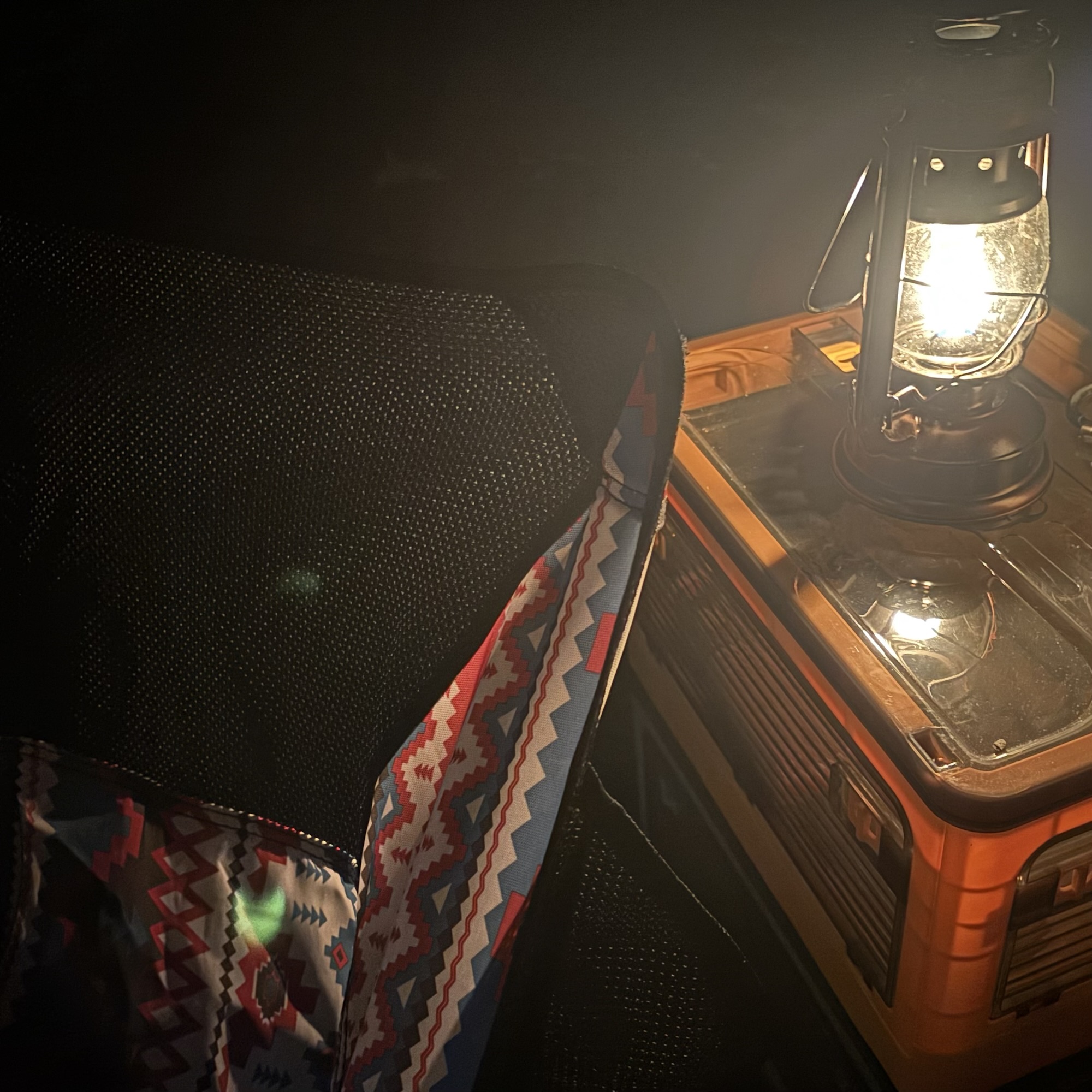 夜のしろとりフィールドで灯るランタン。雨上がりの静かなキャンプサイトの様子。