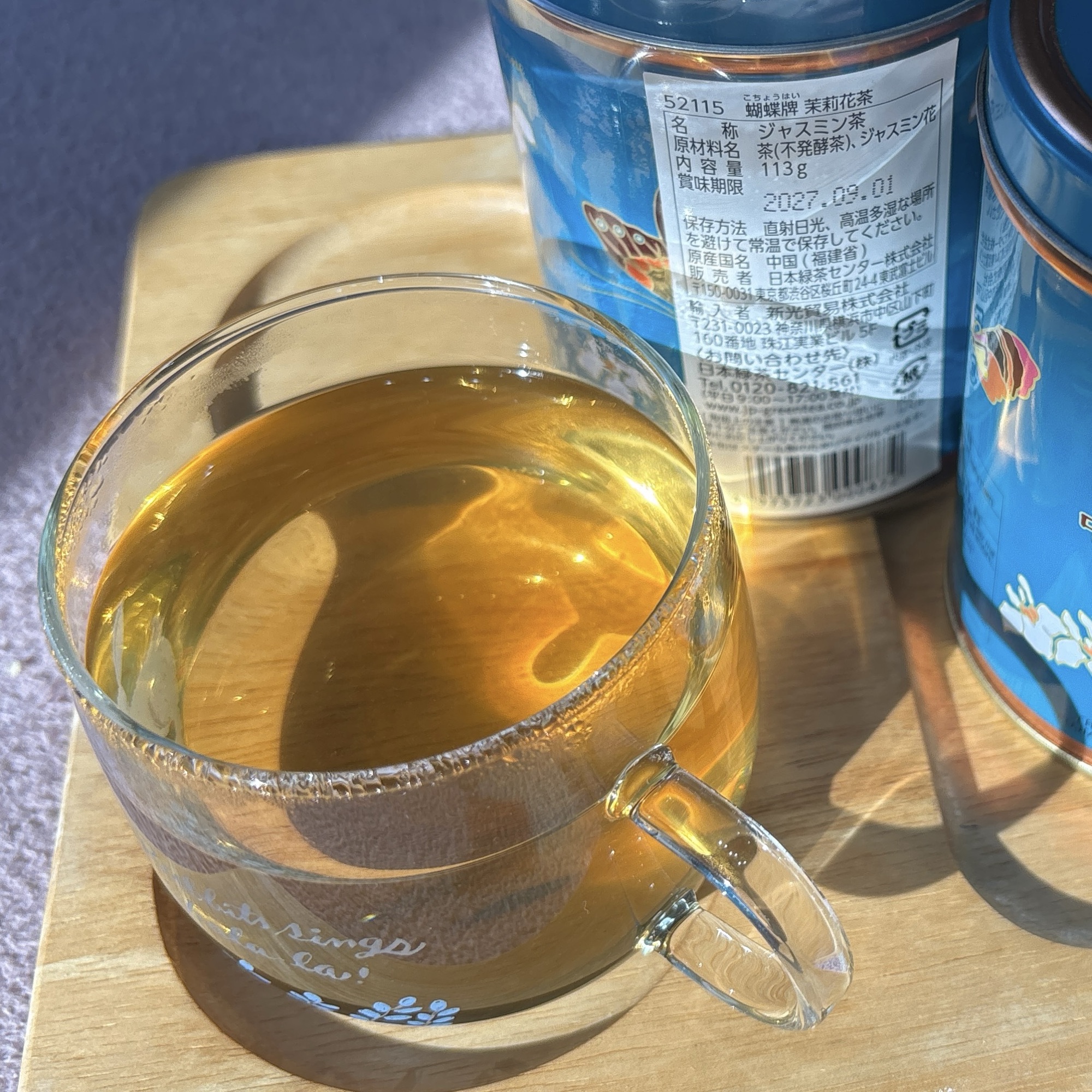 光に包まれたジャスミン茶の時間。暮らしの中の小さな気づき