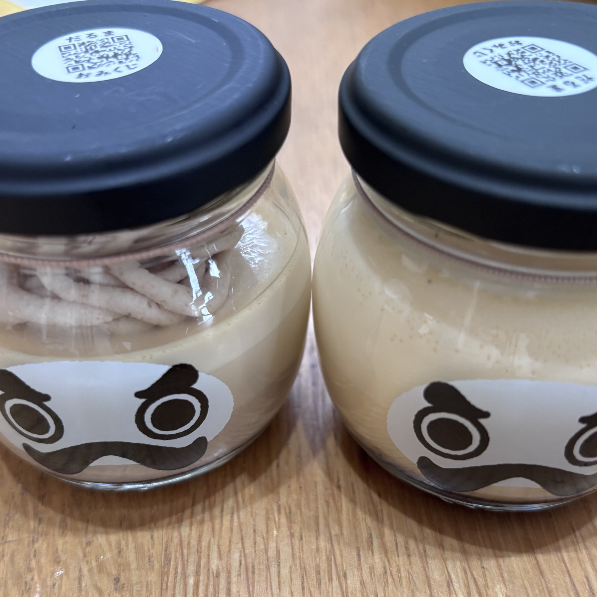 瓶入りのだるまプリンのアップ